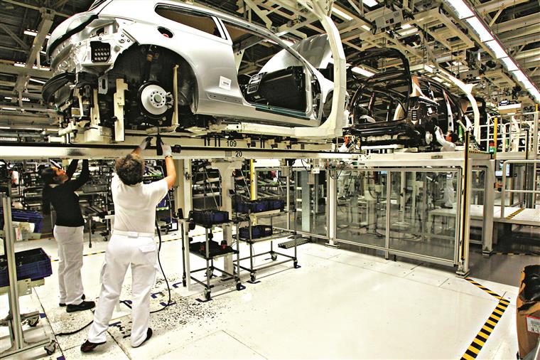 Autoeuropa vai suspender produção por falta de peças de fornecedor esloveno