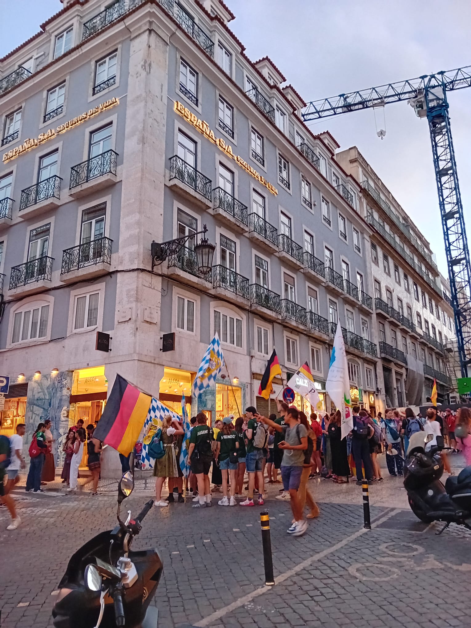 JMJ. Jovens fazem a festa até nas filas dos transportes | VÍDEO