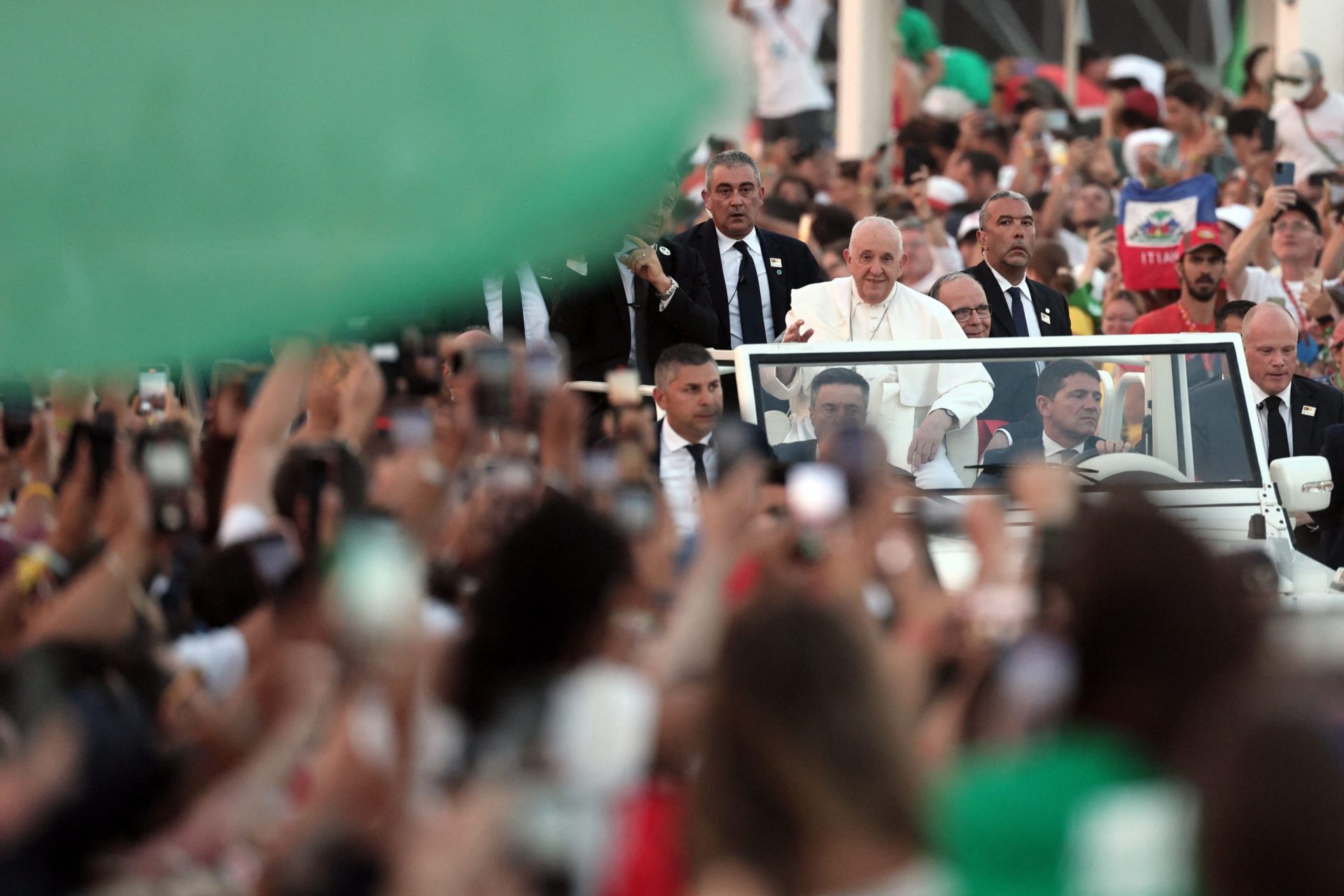 Acompanhe em direto. Centenas de milhares de pessoas na vigília com o Papa