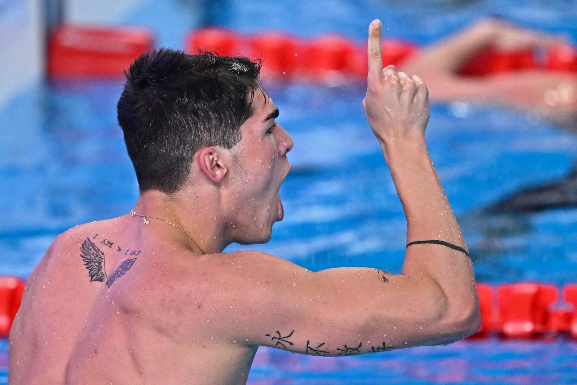 Diogo Ribeiro é campeão do mundo nos 100 metros mariposa