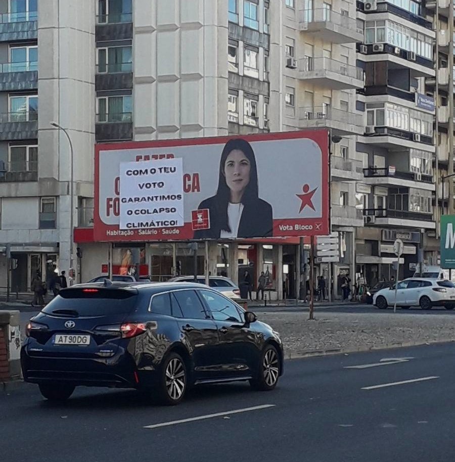 Ativistas do Climáximo colam frases nos outdoors de partidos políticos em Lisboa