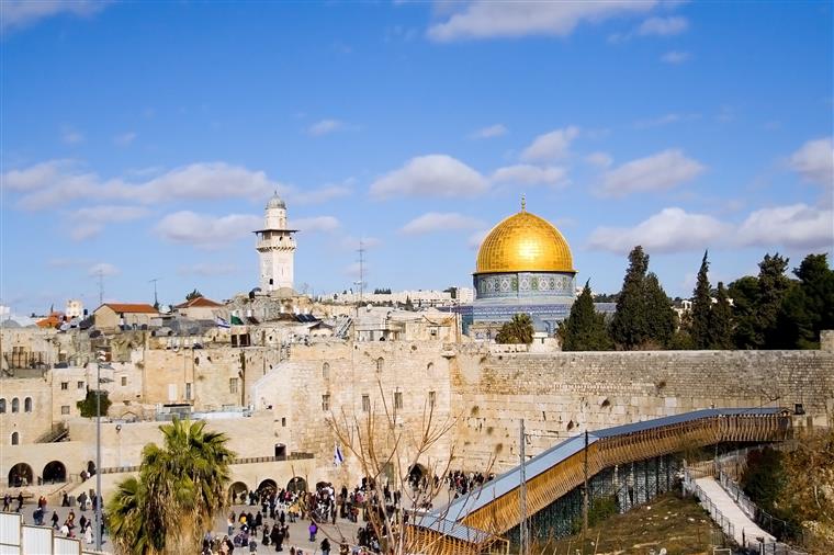 Jerusalém. Ataque numa estrada causa um morto e oito feridos