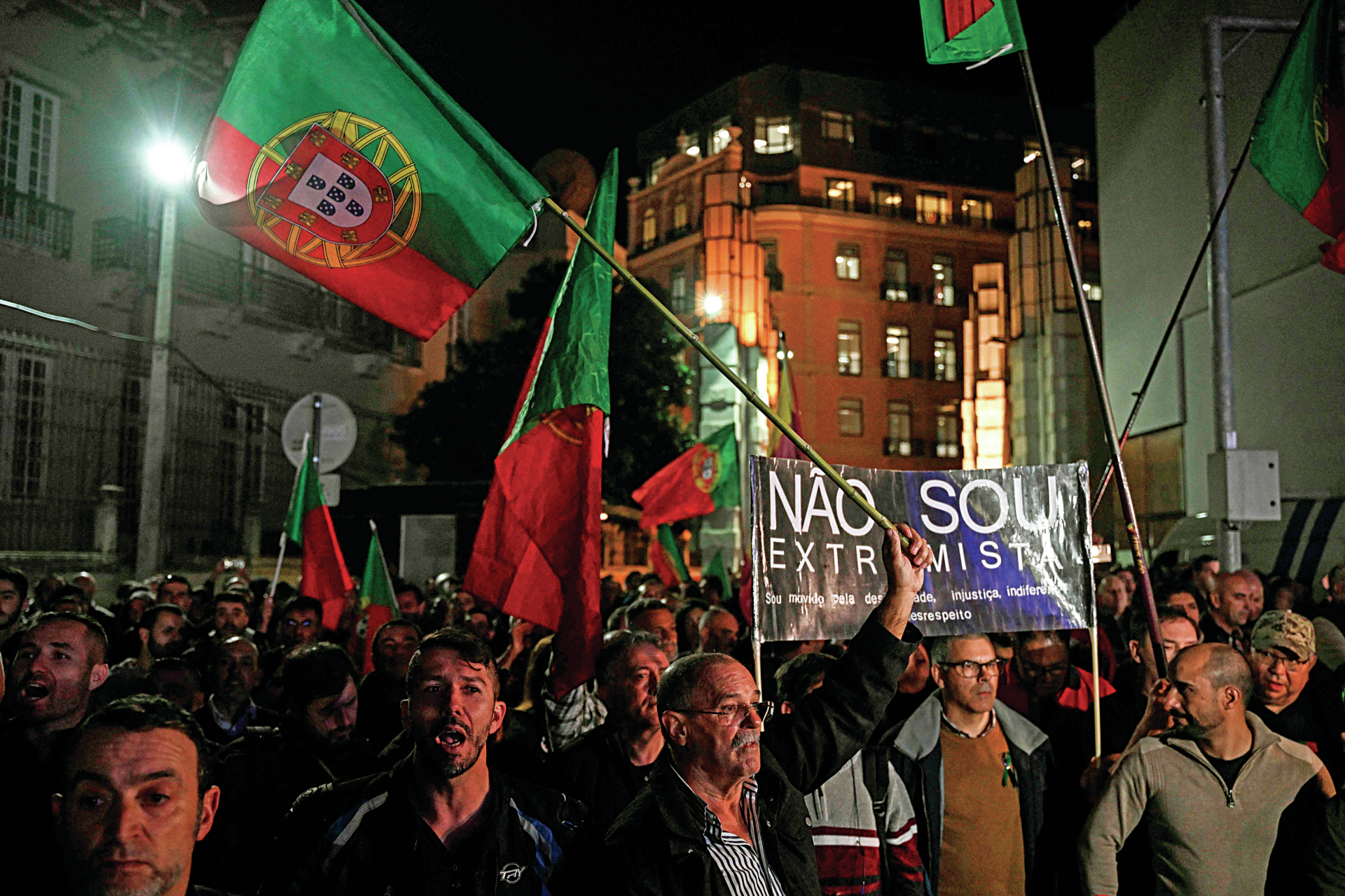 Polícias radicais recusam travar protestos