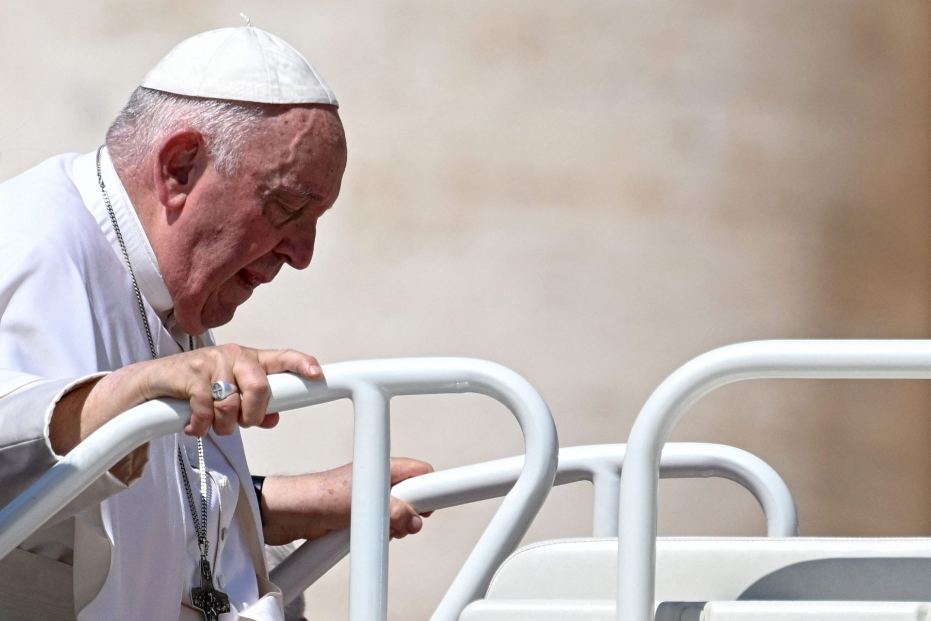 Papa Francisco foi ao hospital fazer exames de rotina