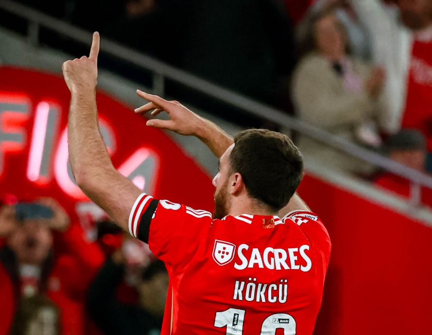 Benfica vence Estoril por 3-1