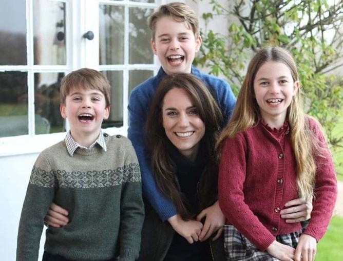 Kate Middleton admite ter feito &#8220;pequenos ajustes&#8221; na foto de família