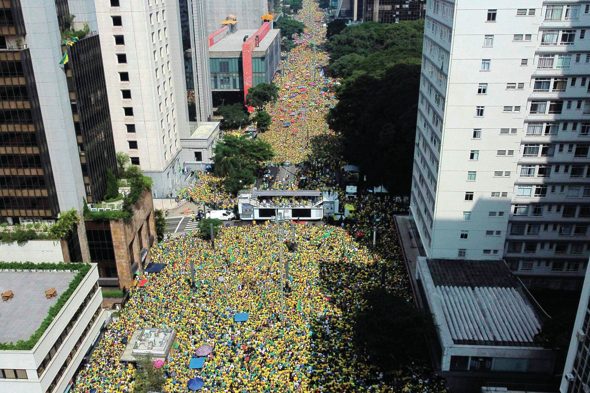 Multidão apoia Bolsonaro