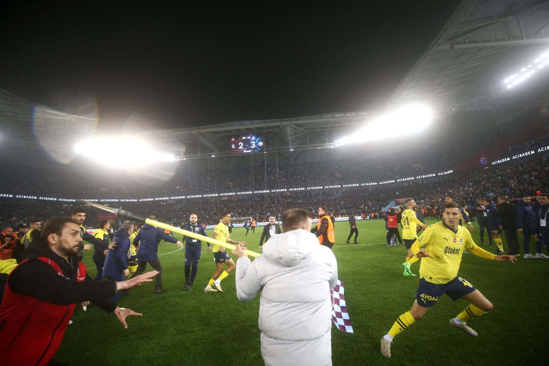 Futebol. 5 adeptos do Trabzonspor em prisão preventiva devido a desacatos em jogo do Fenerbahçe