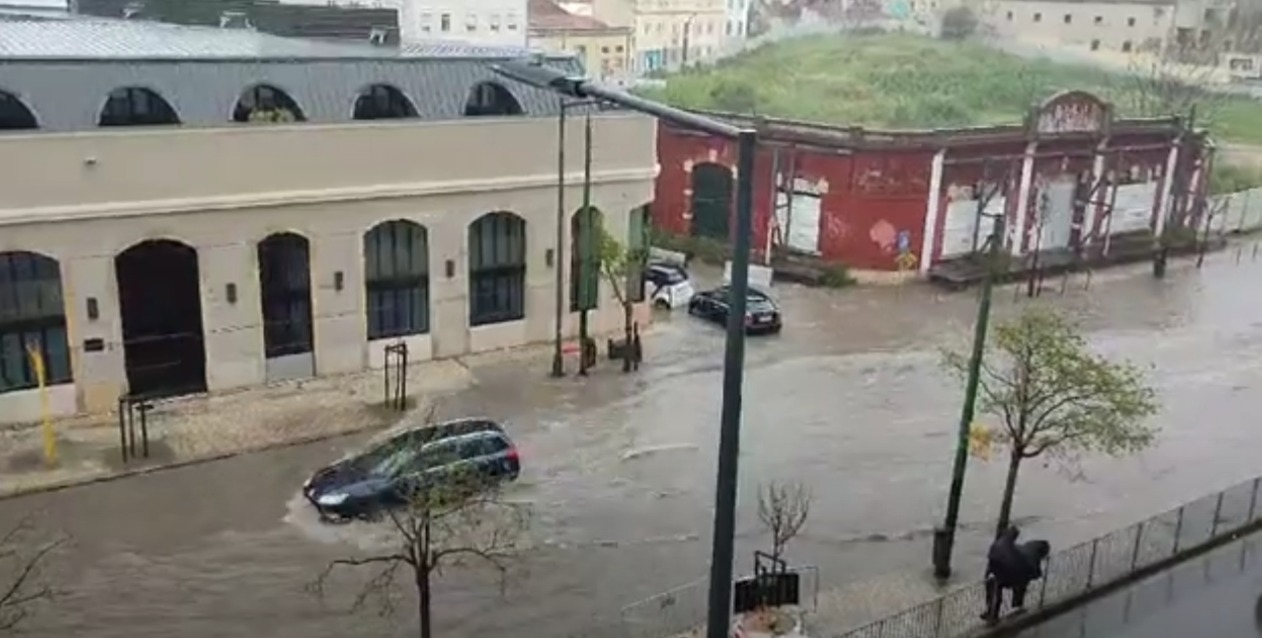 Vídeo. Chuva forte provoca inundações em Lisboa