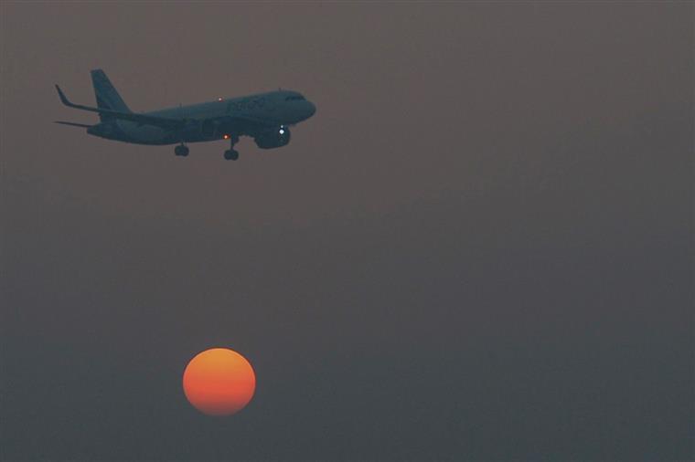 Avião vindo do Brasil para Londres aterra no Porto