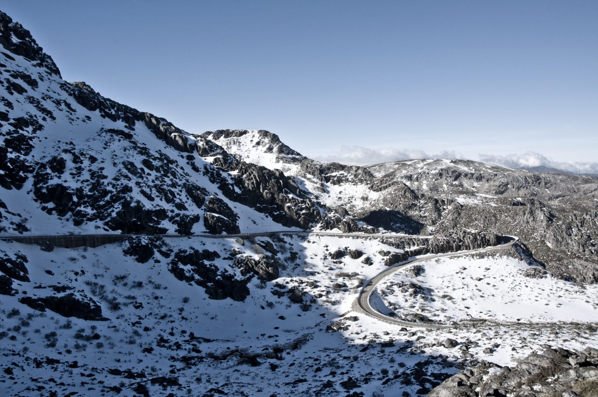 Neve encerra estradas no maciço da serra da Estrela