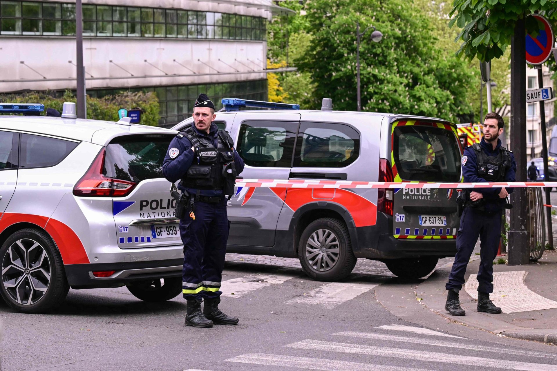 Autoridades francesas detêm homem com colete de explosivos e granadas no consulado do Irão