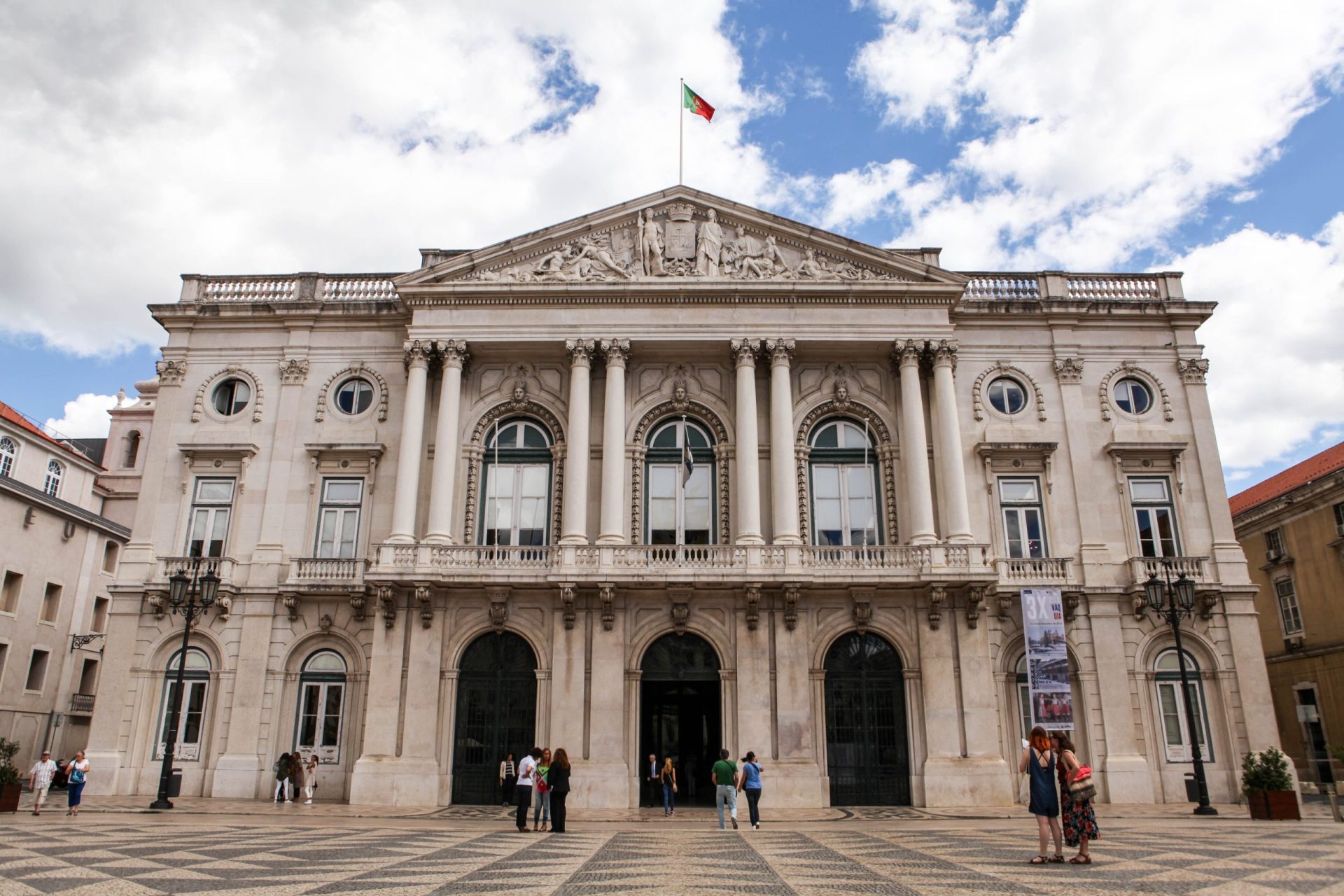 Câmara de Lisboa demite dois fiscais de obras condenados em tribunal por corrupção