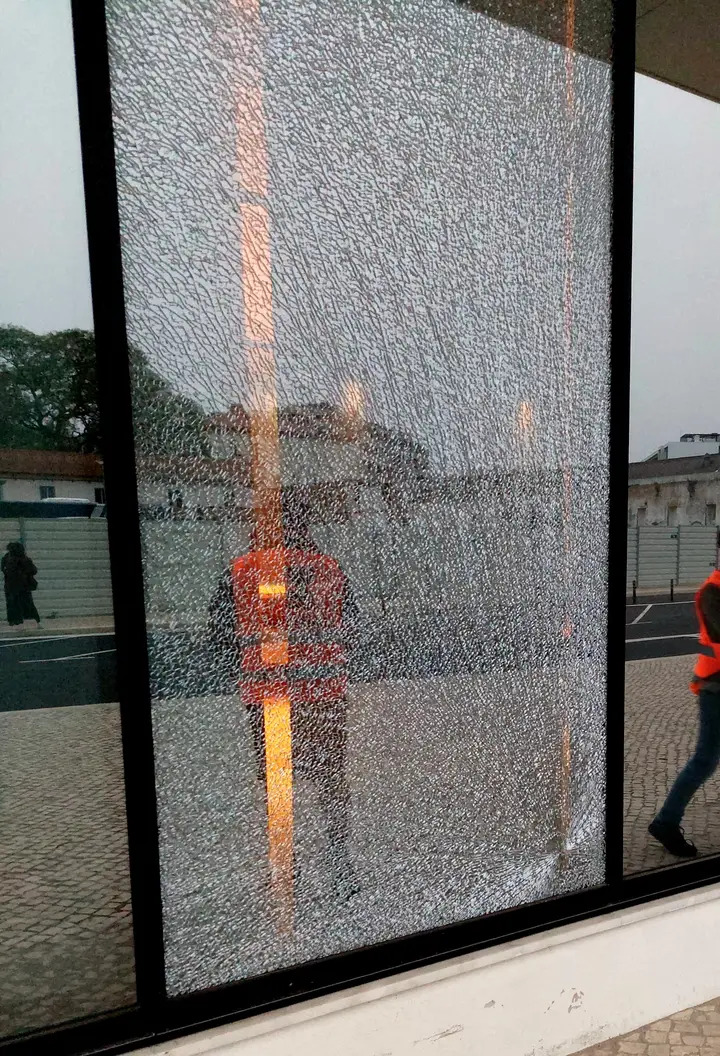 Ativistas do Climáximo pintam e estilhaçam vidros da fachada da sede da Galp
