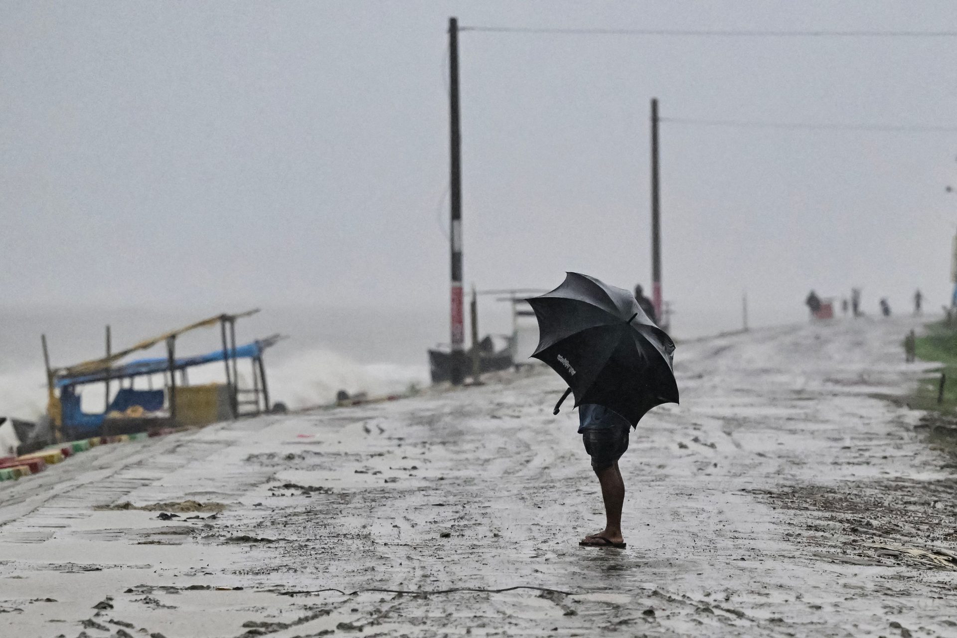 800 mil abandonam casa no Bangladesh à procura de abrigo para ciclone