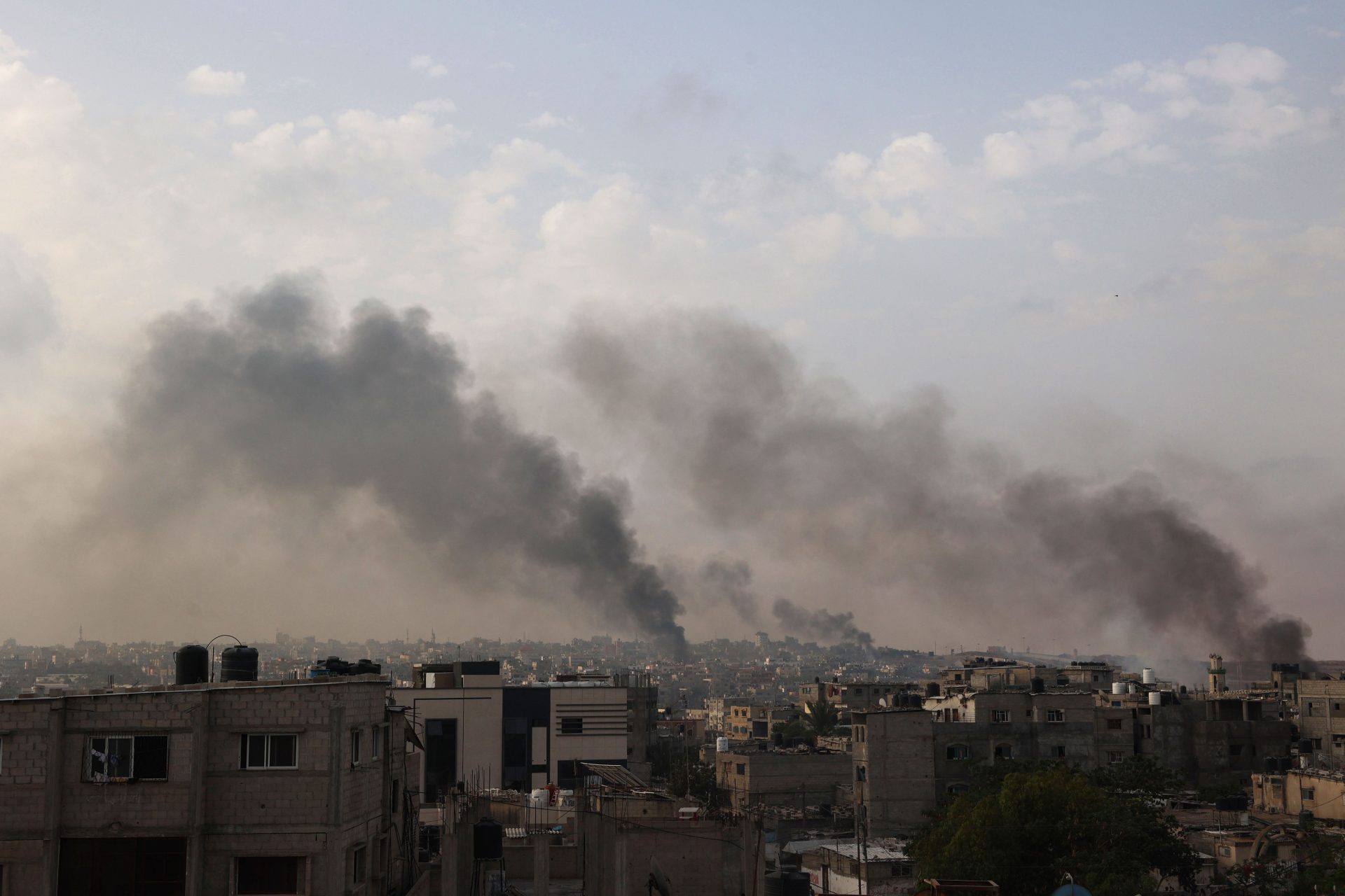 Número de vítimas mortais nos ataques israelitas no Líbano sobe para 100