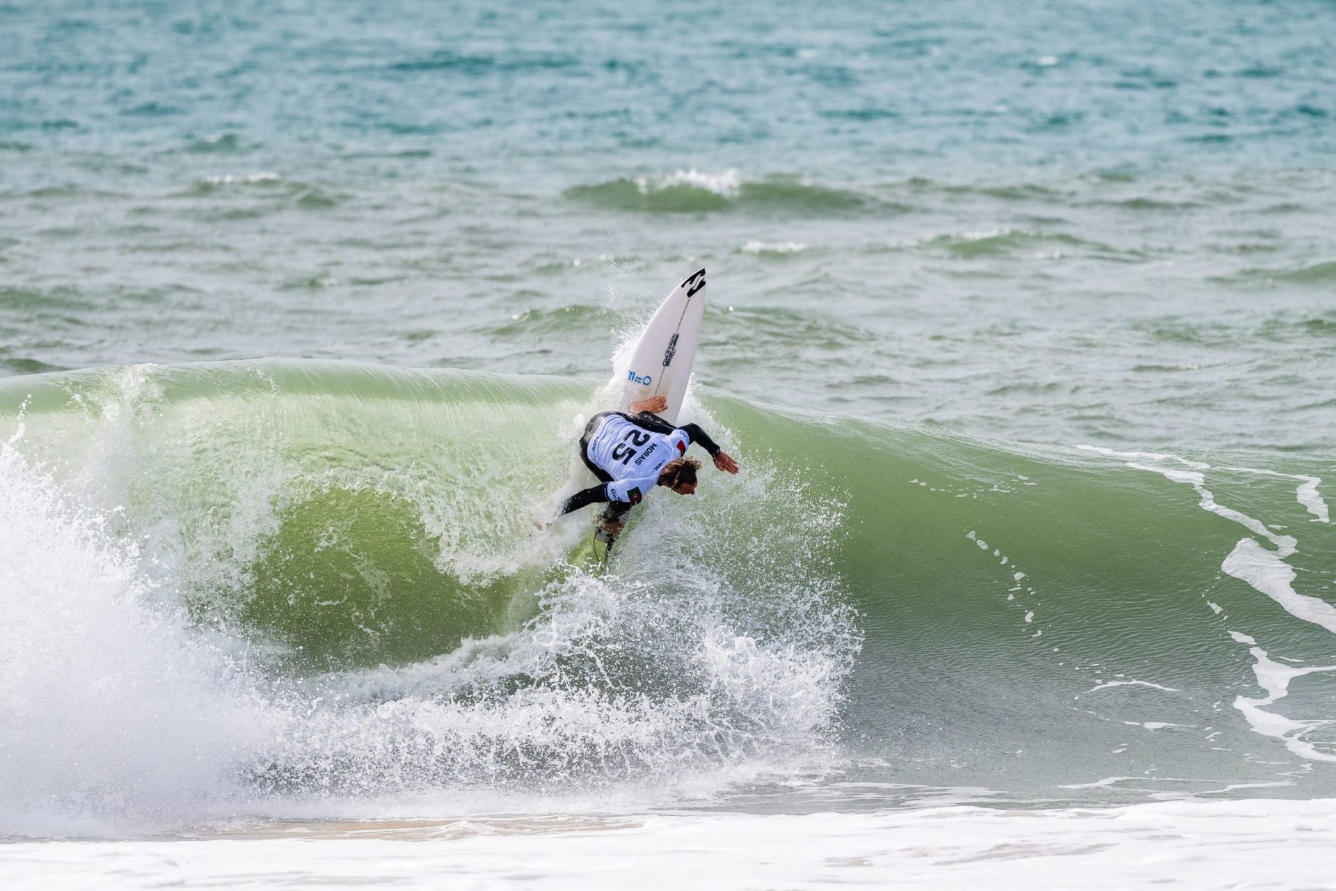 Surf. Portugueses nas ondas perfeitas