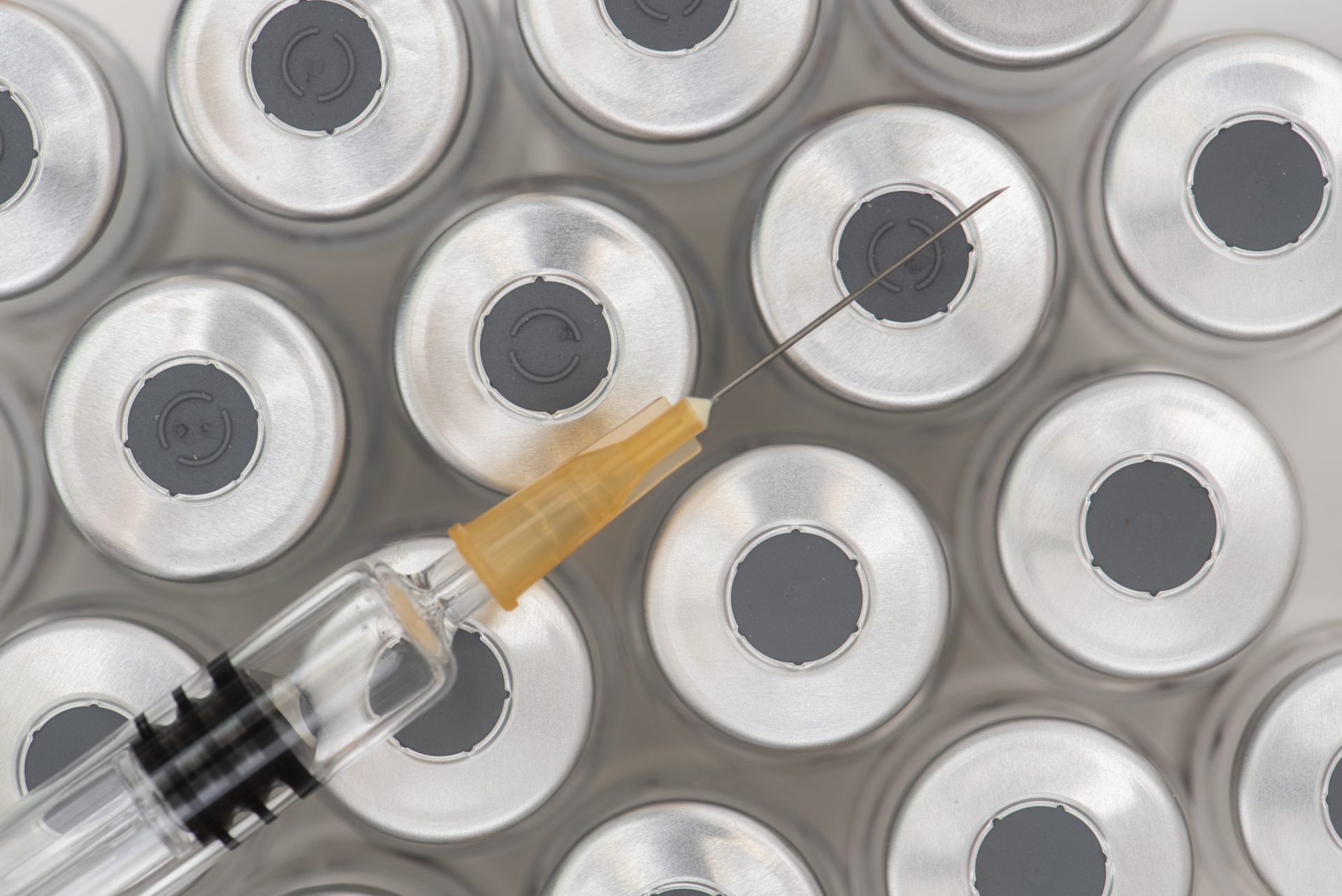 Vacina da AstraZeneca contra a covid-19 retirada do mercado 