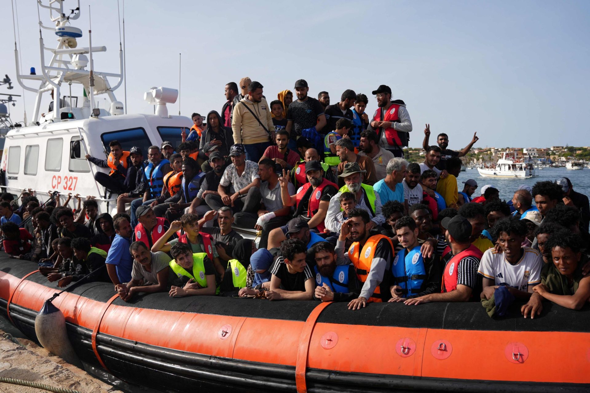 Mais de migrantes chegaram à ilha de Lampedusa nas últimas 48 horas