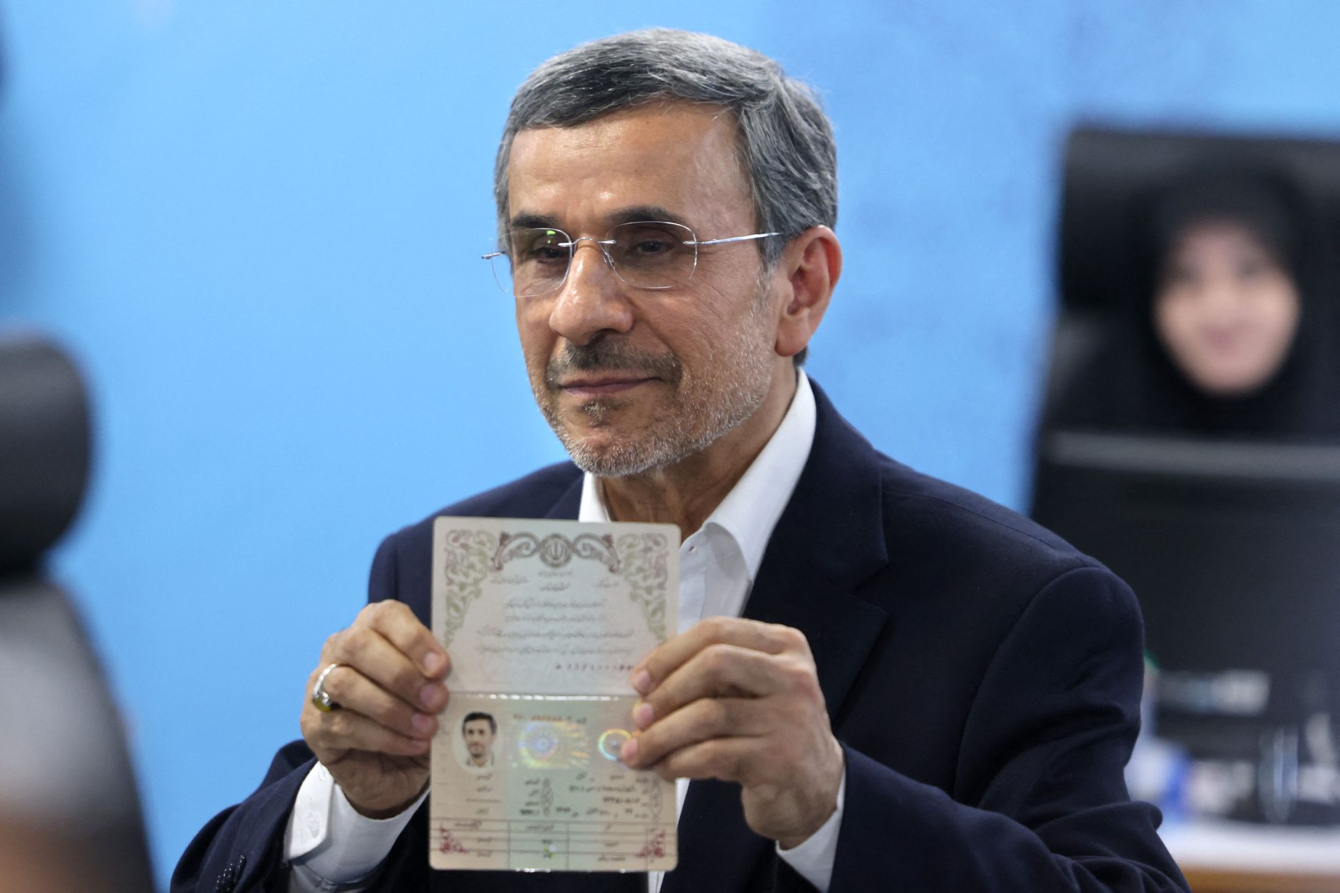 Ahmadinejad regista-se como possível candidato a presidente do Irão