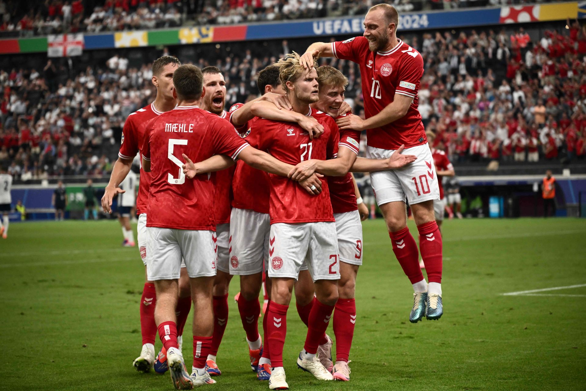 Dinamarca empata com Inglaterra