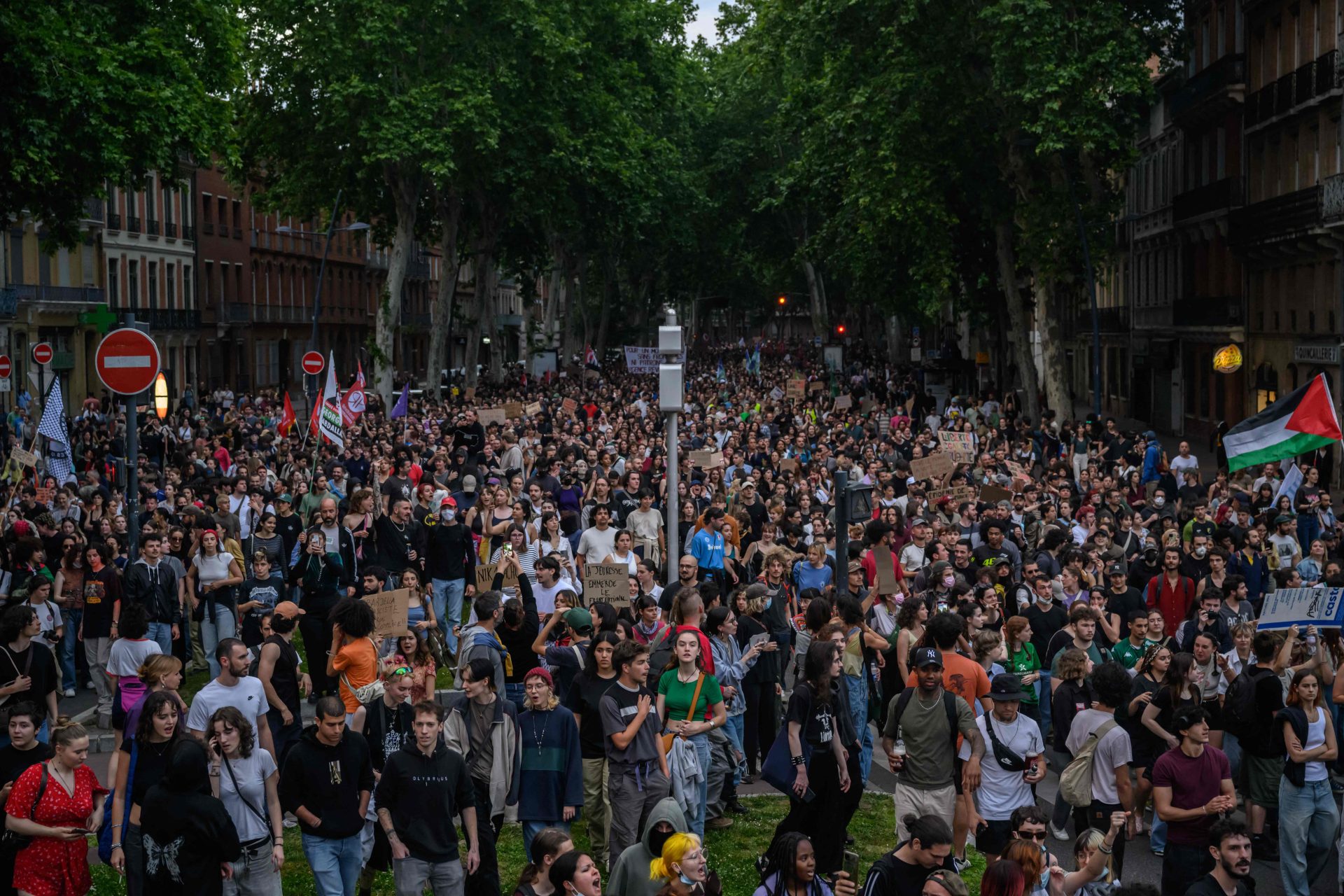 Milhares de jovens em Paris manifestam-se contra o crescimento da extrema-direita