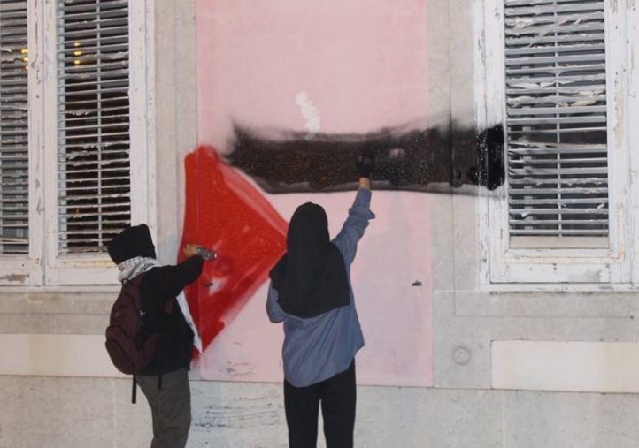 Ativistas pintam bandeira da Palestina e partem janelas do Ministério dos Negócios Estrangeiros