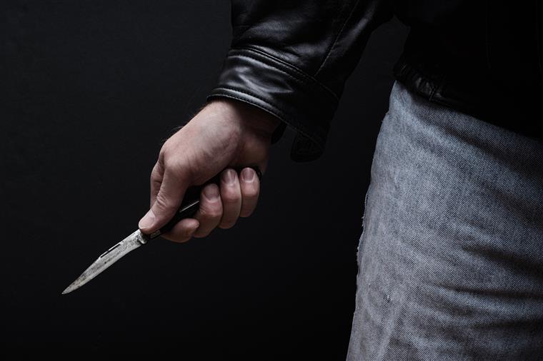 Jovem tenta matar homem com faca da cozinha após conflito amoroso