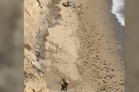 Resgatado de praia remota nos EUA graças a pedido de ajuda feito com pedras