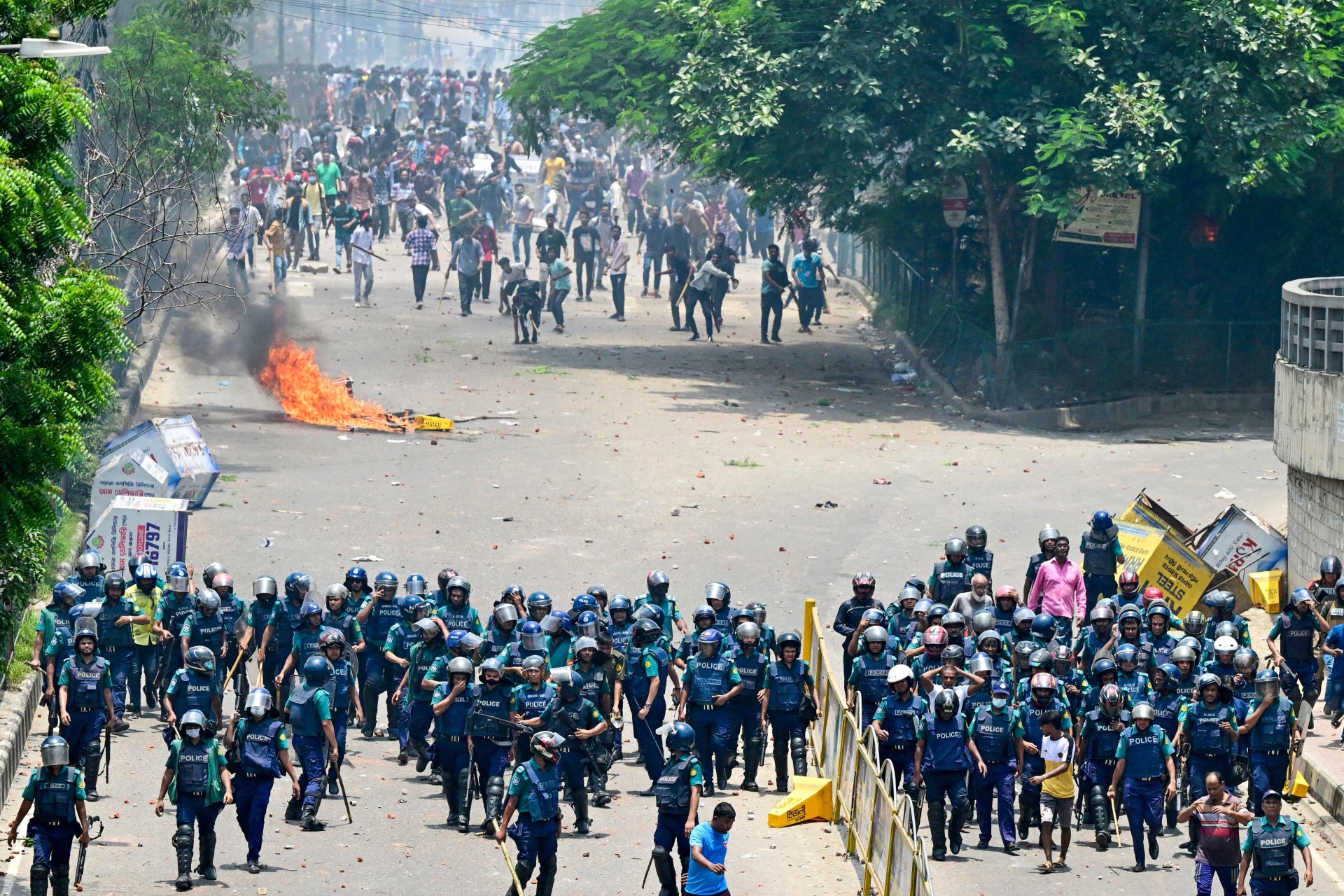 Bangladesh. Manifestantes incendiam sede da televisão pública