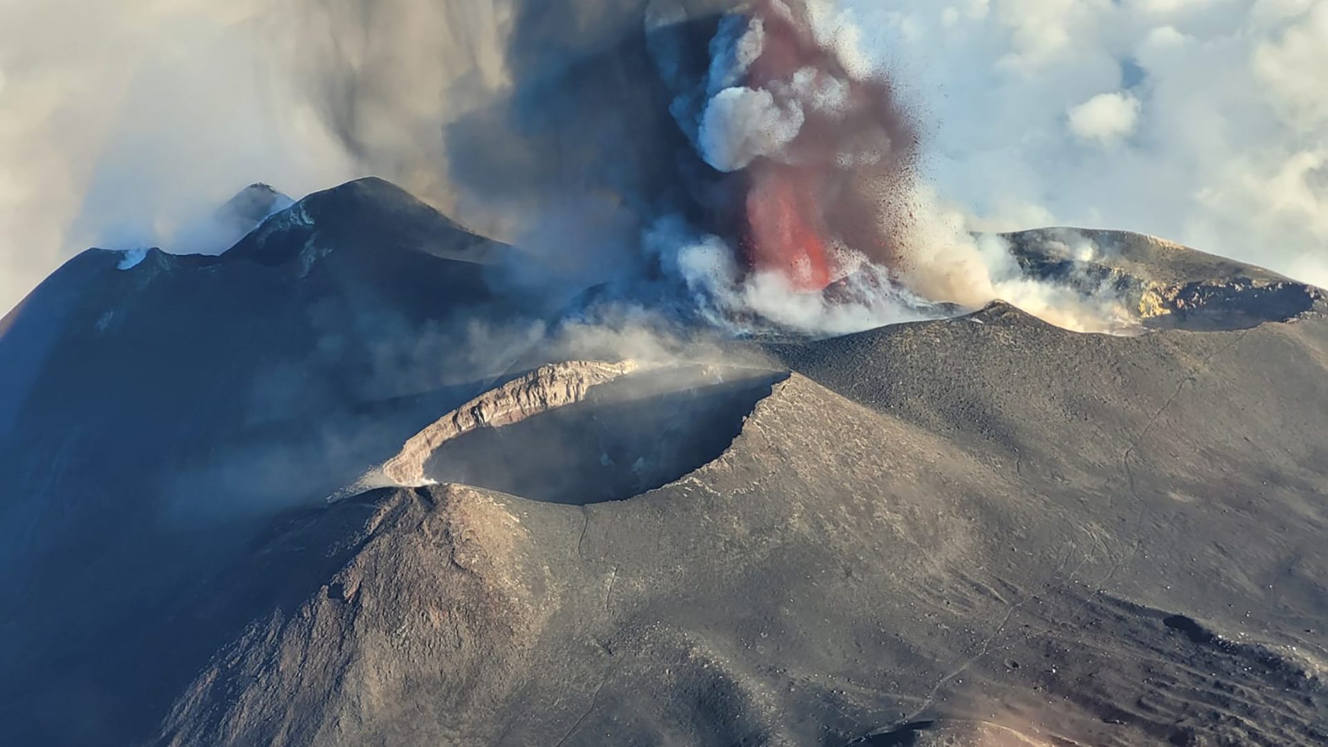 Erupção do vulcão Etna torna-se mais intensa