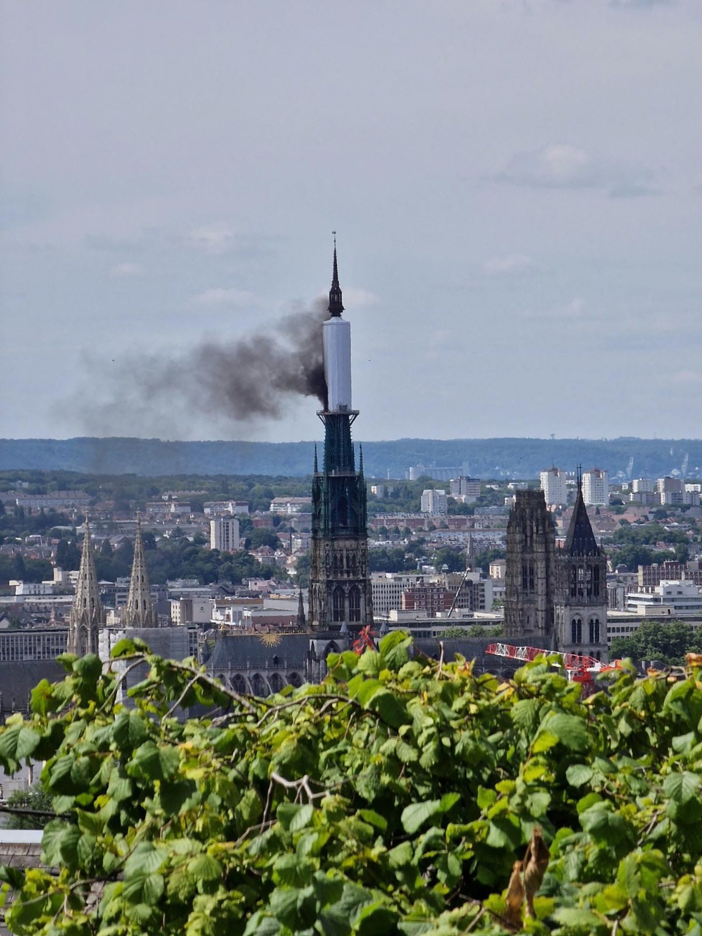 Incêndio na torre da catedral de Rouen em França