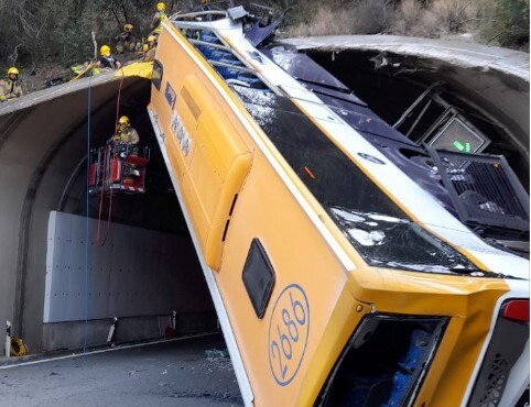 Três pessoas feridas com gravidade após autocarro capotar e bloquear túnel em Barcelona