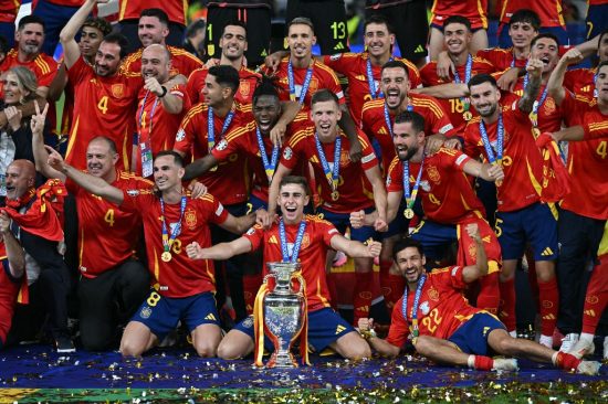 Espanha deu lição de bom futebol aos especialistas europeus