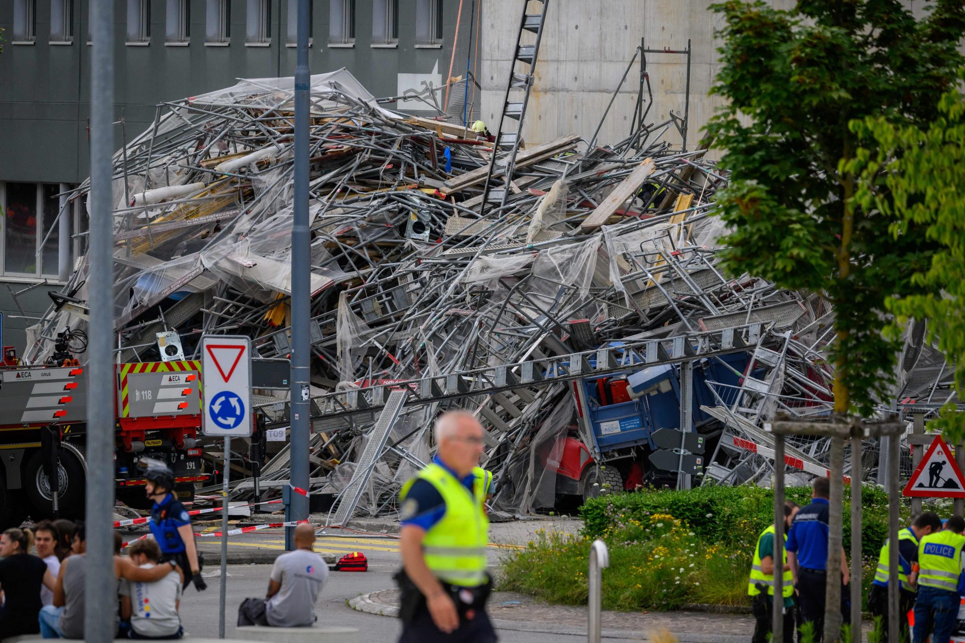 Dois portugueses entre os quatro mortos na queda de andaimes de edifício na Suíça