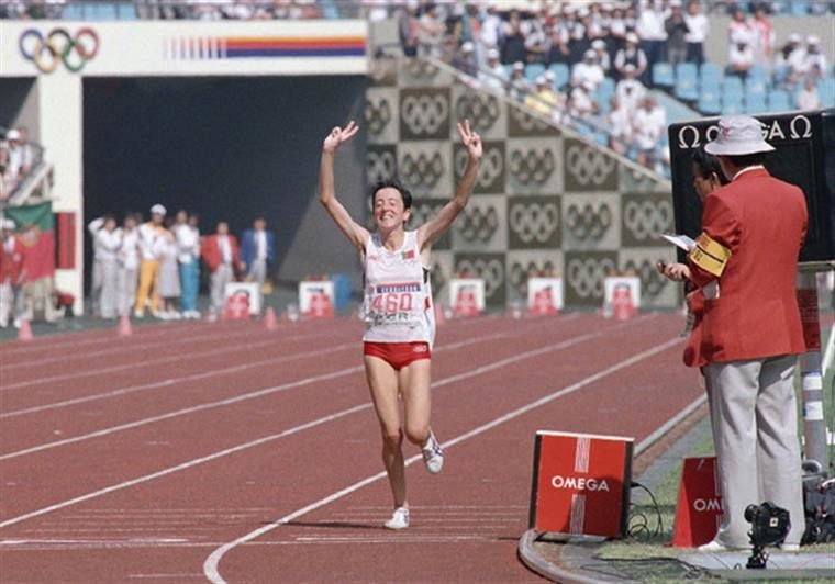 Rosa Mota com a tocha olímpica em Paris 2024