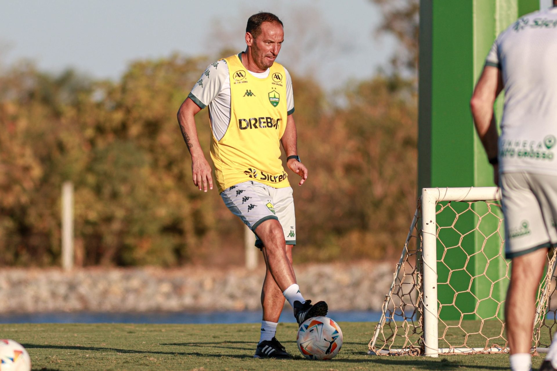 Futebol. Petit abandona Cuiabá por “motivos pessoais”