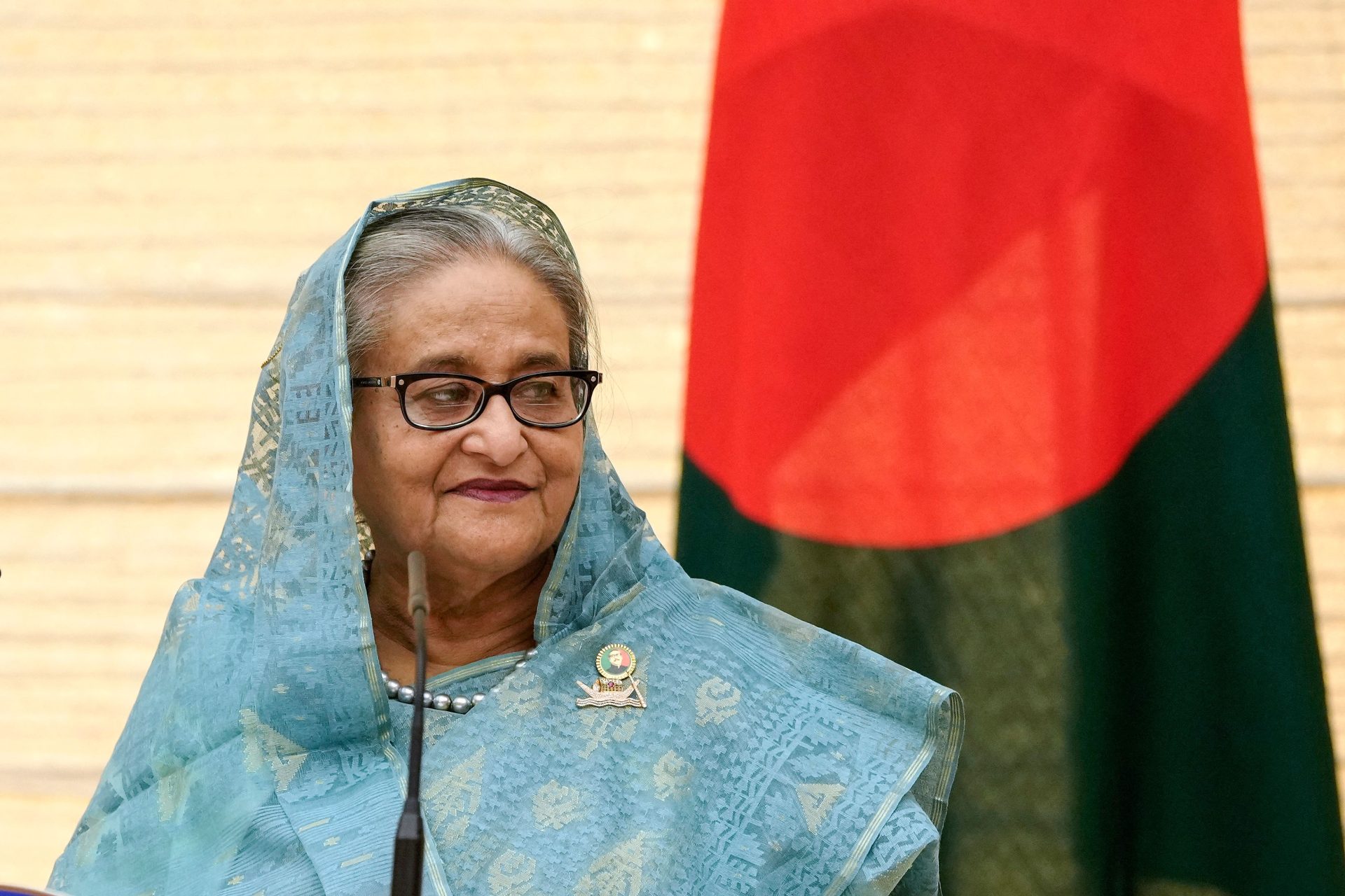 Primeira-ministra do Bangladesh demite-se e abandona país