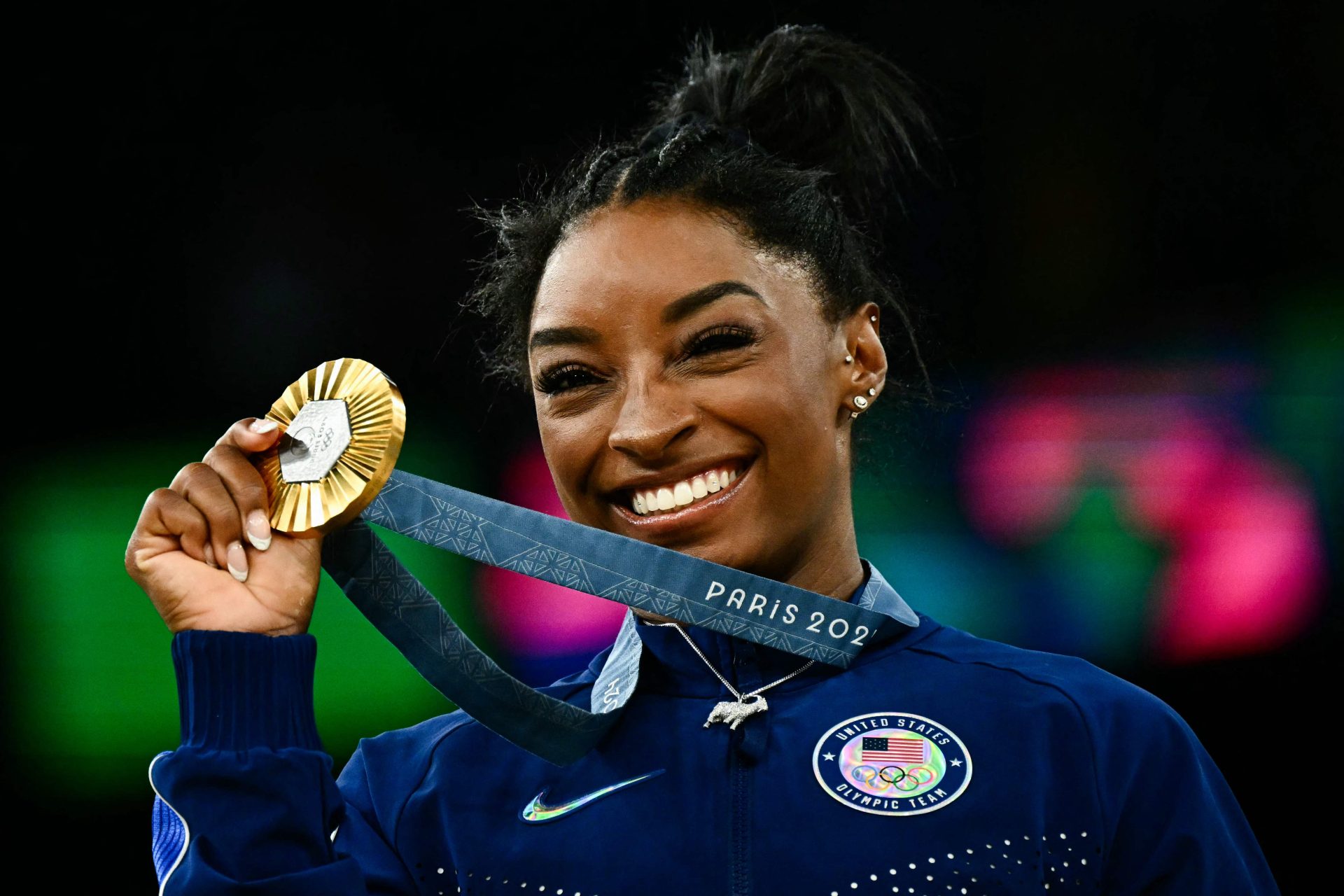 Simone Biles conquista ouro na geral da ginástica artística nos Jogos Olímpicos