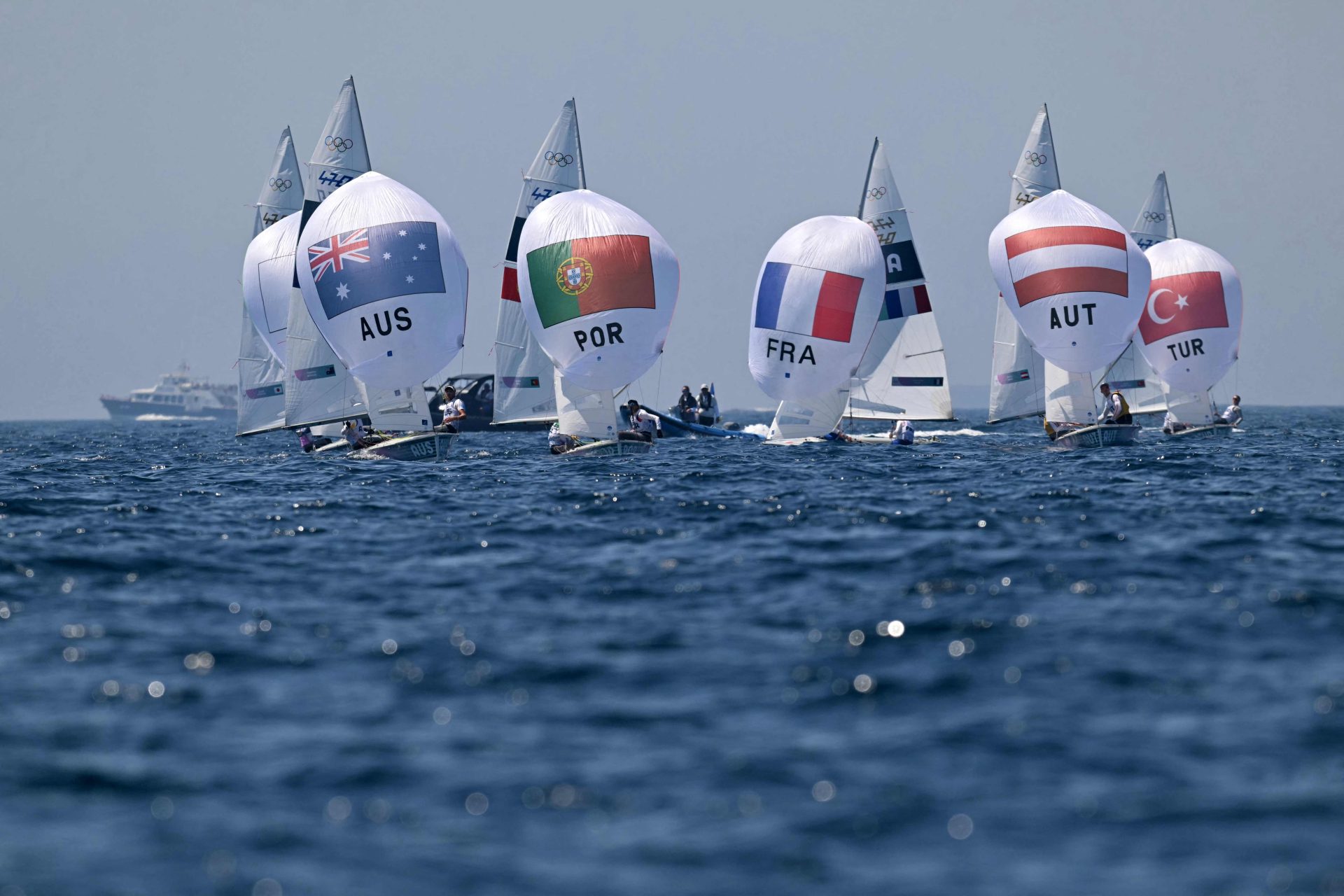 Carolina João e Diogo Costa vão lutar pelas medalhas na vela