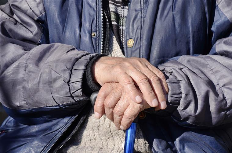 Abandono. Idosos a cuidarem de idosos e sem rede social