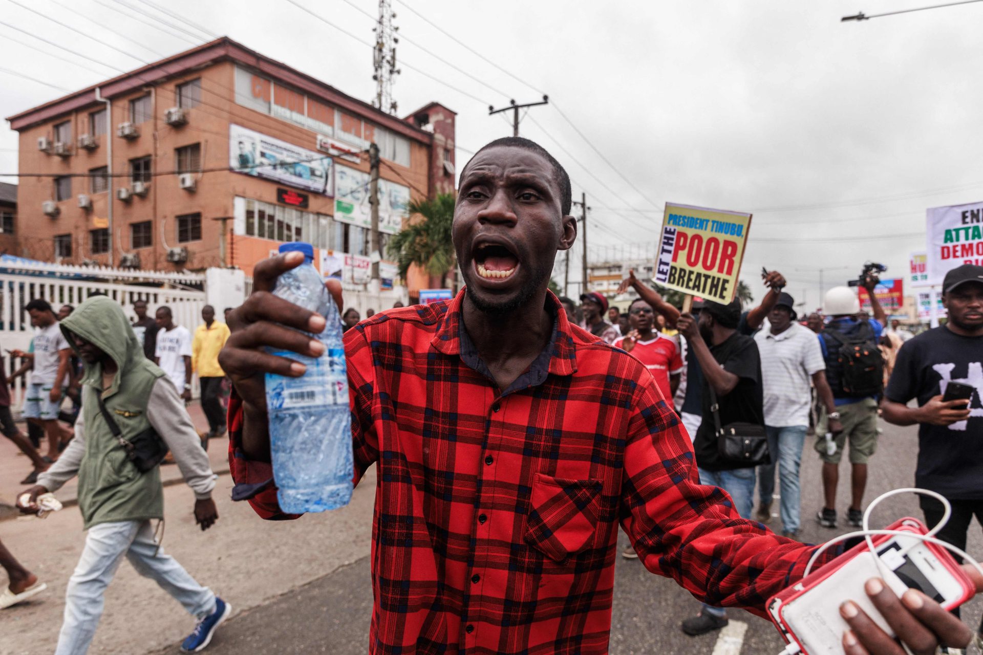 Nigerianos protestam contra aumento do custo de vida