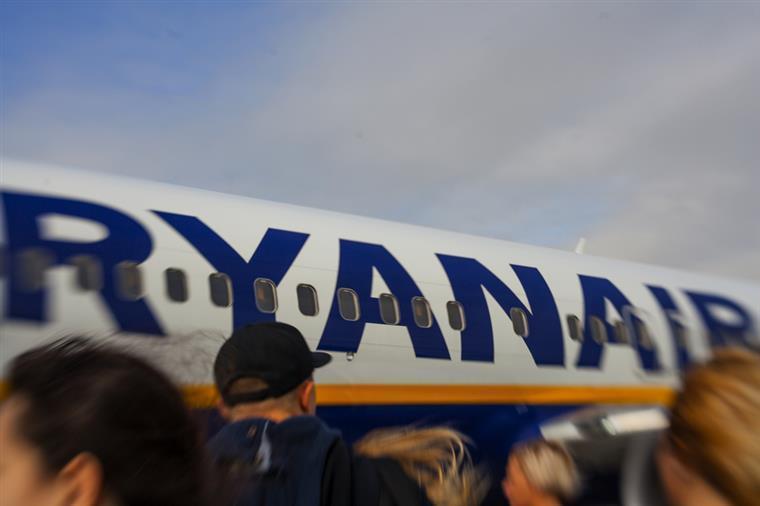 Avião da Ryanair aterra de emergência no aeroporto de Faro
