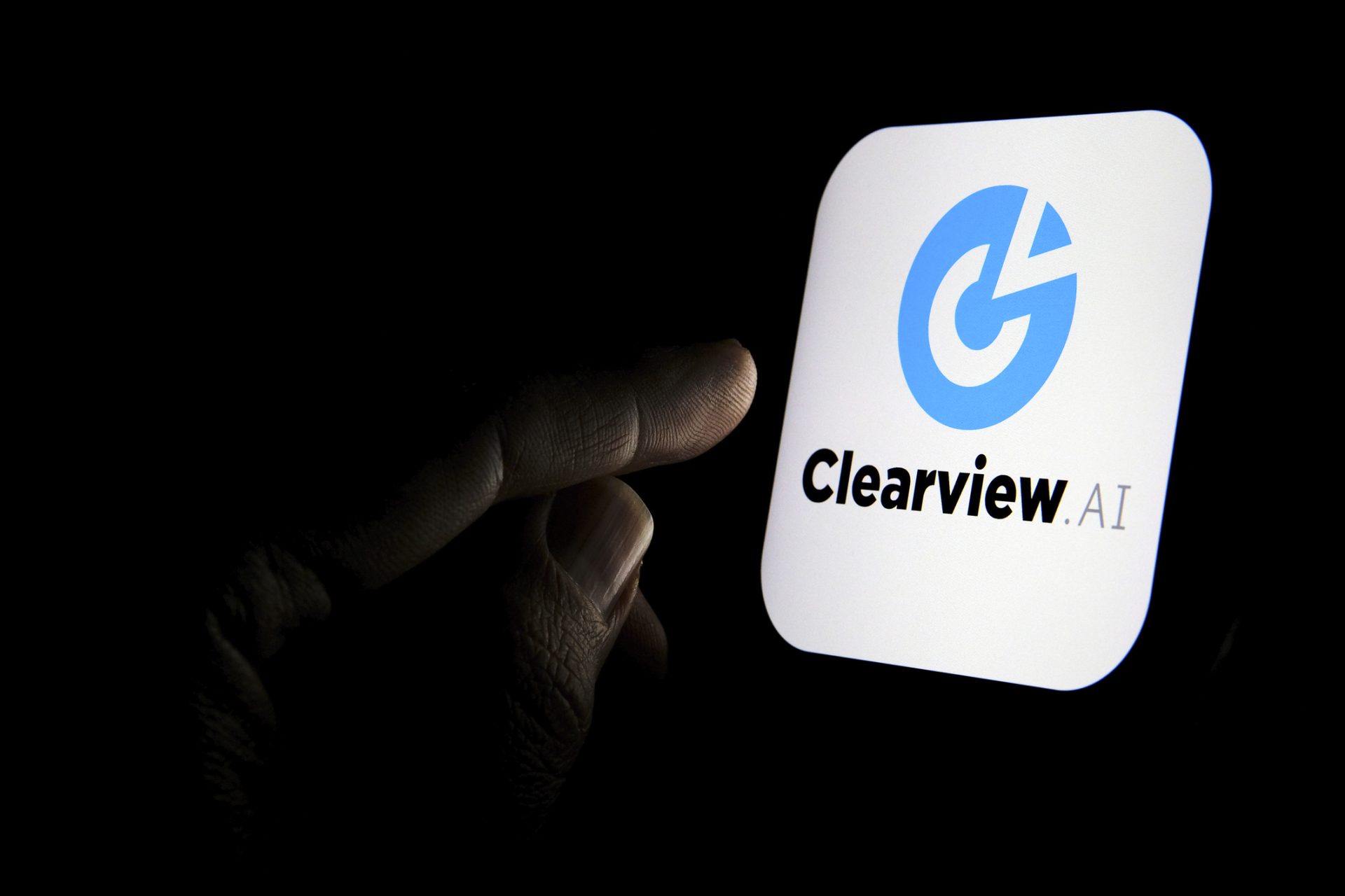 Clearview AI multada em 30,5 milhões de euros nos Países Baixos