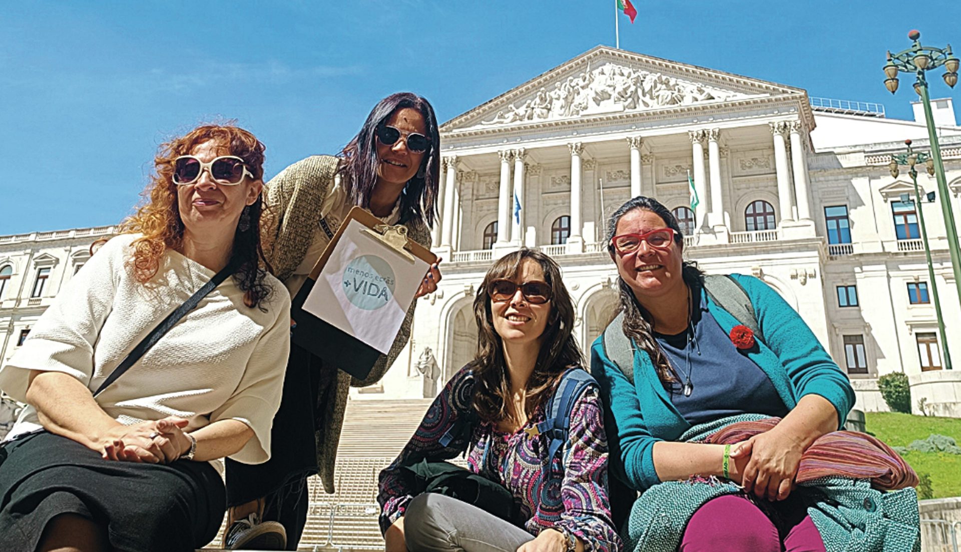 Telemóveis. Movimento quer regras nas escolas