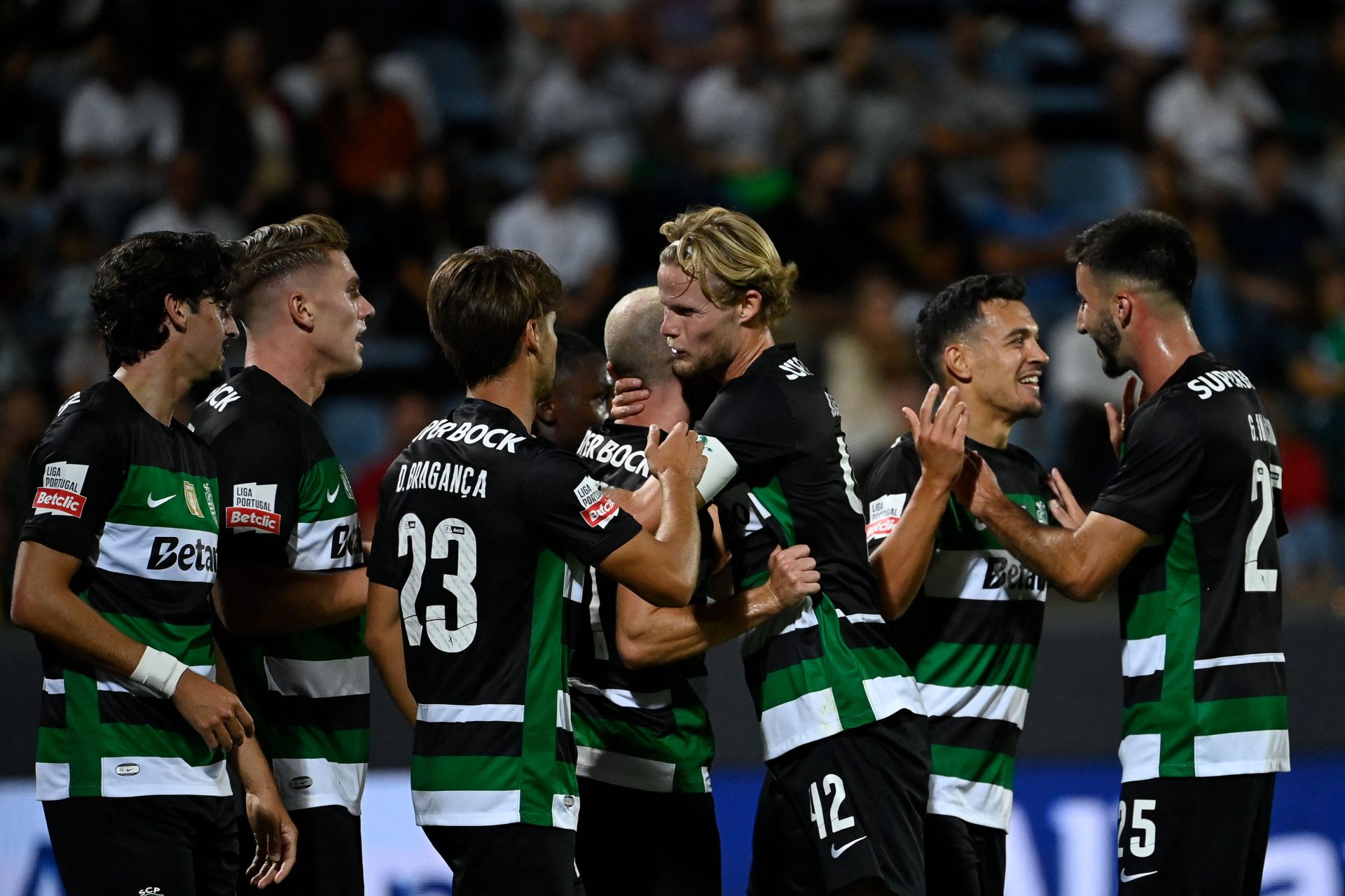 Sporting vence Arouca e mantém liderança