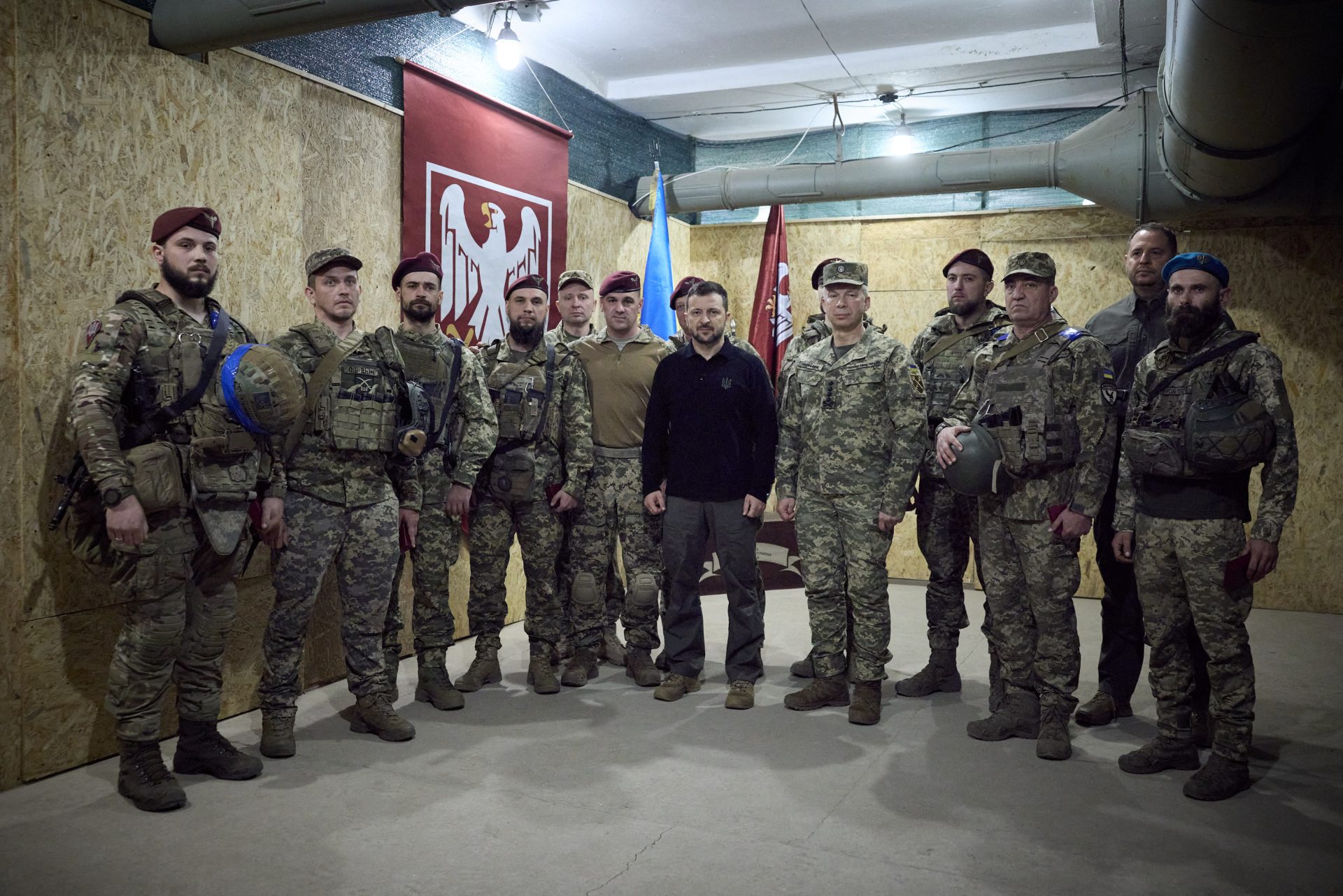 Zelensky visita tropas que combatem do outro lado da fronteira ucraniana