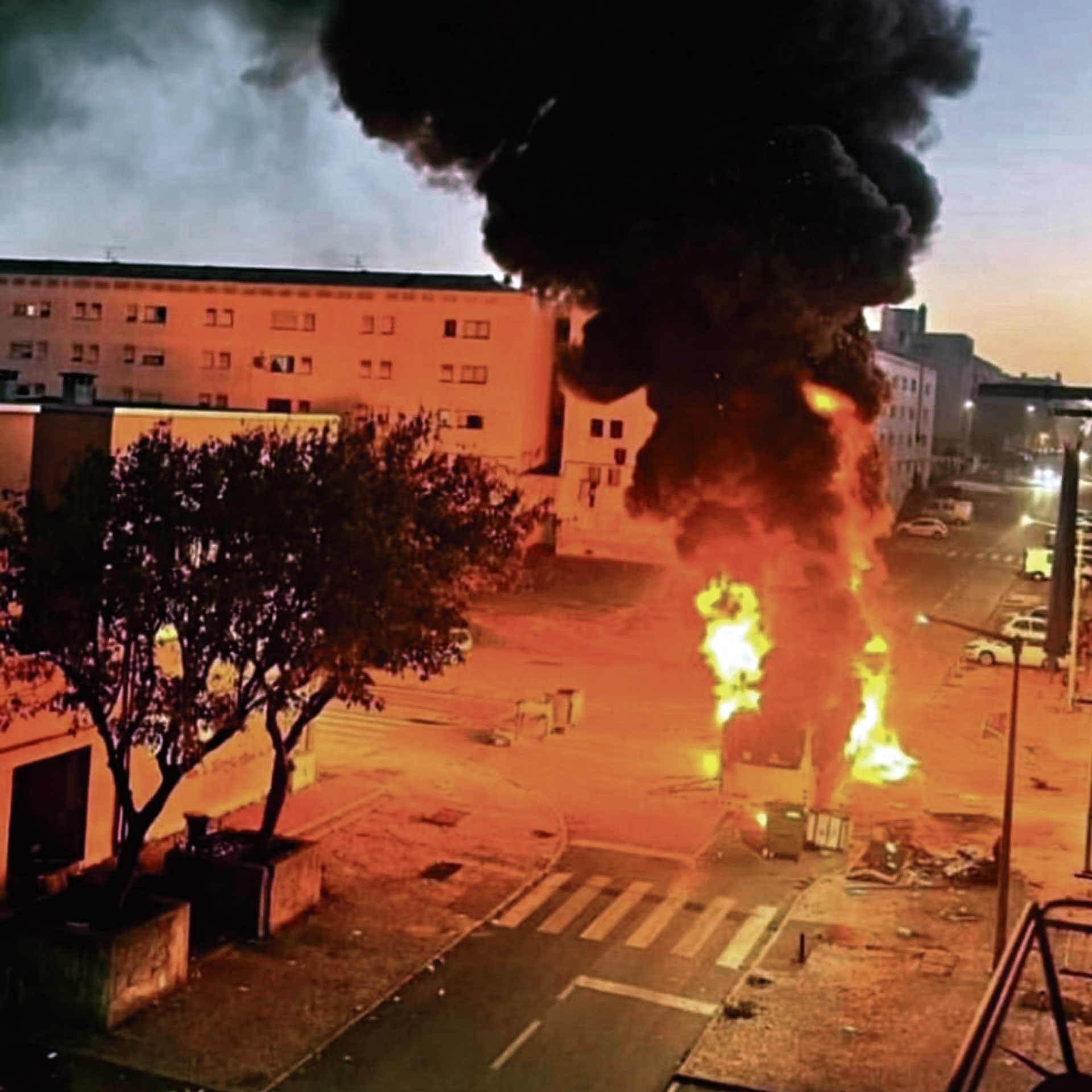 Viaturas incendiadas em vários bairros de Lisboa durante a madrugada