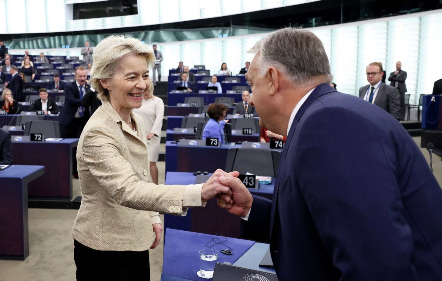 “Isto mais parece a ‘Casa de Papel”: Eurodeputados cantam ‘Bella Ciao’ depois de Orban discurar