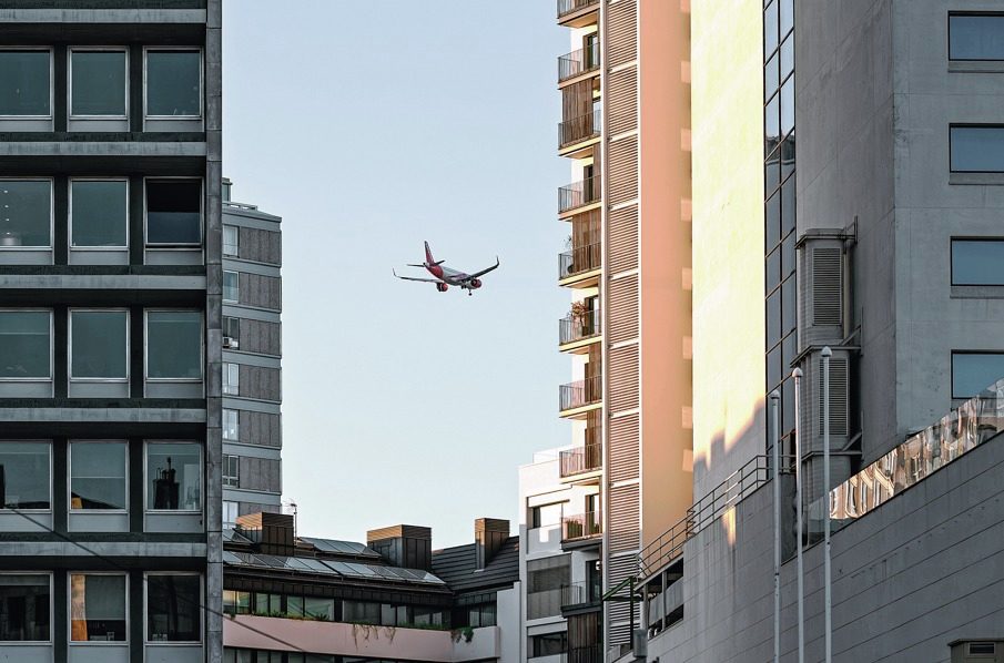 Longas filas, controlo de segurança demorado e bagagens a voar